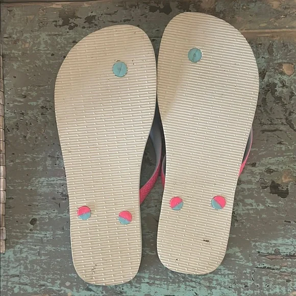 Havaianas Floral Flip Flops with Pink and Black Design - Picture 2 of 2